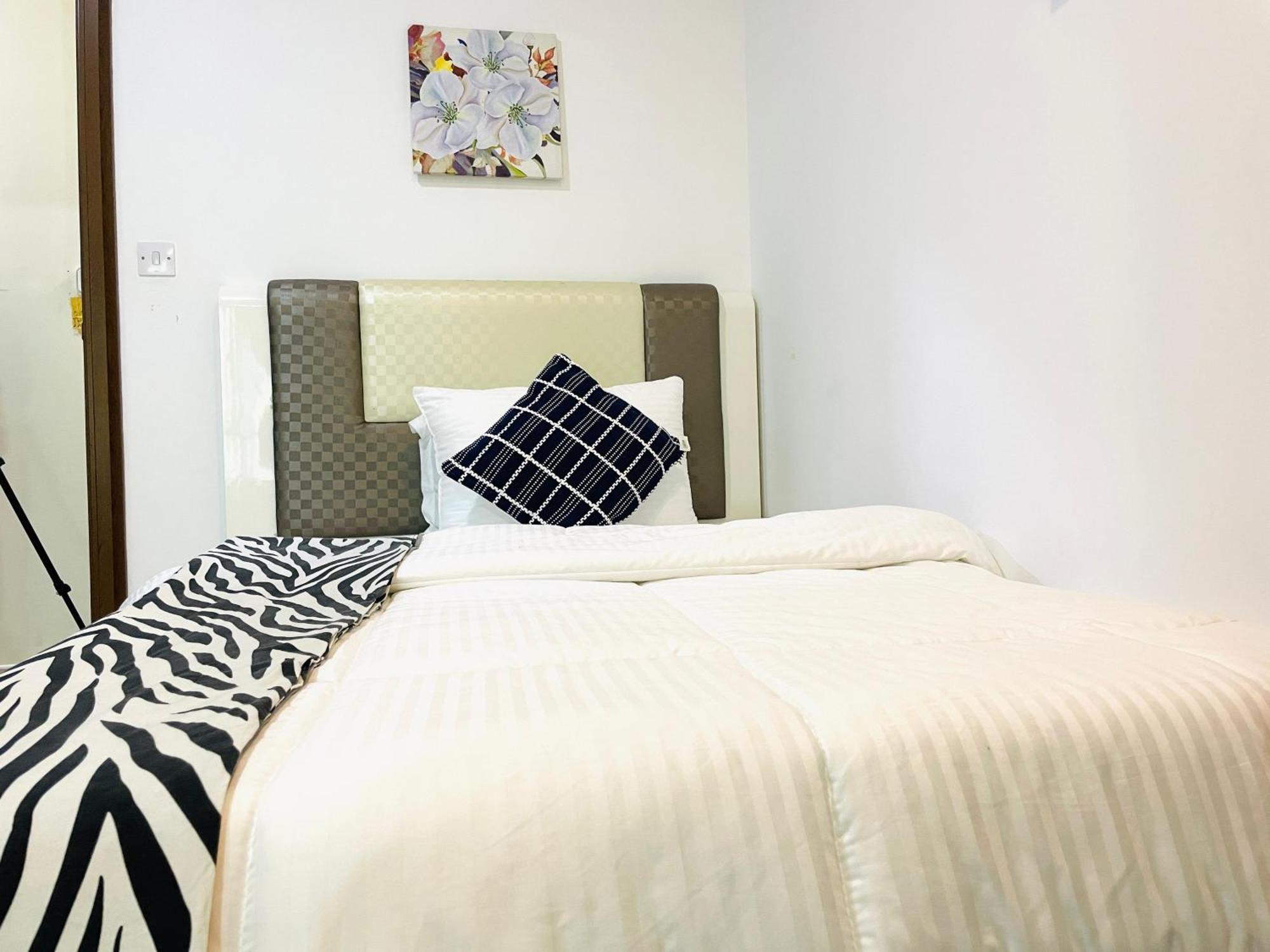 Big Rooms For ' Girls ' Only At Dubai, Marina Exterior photo